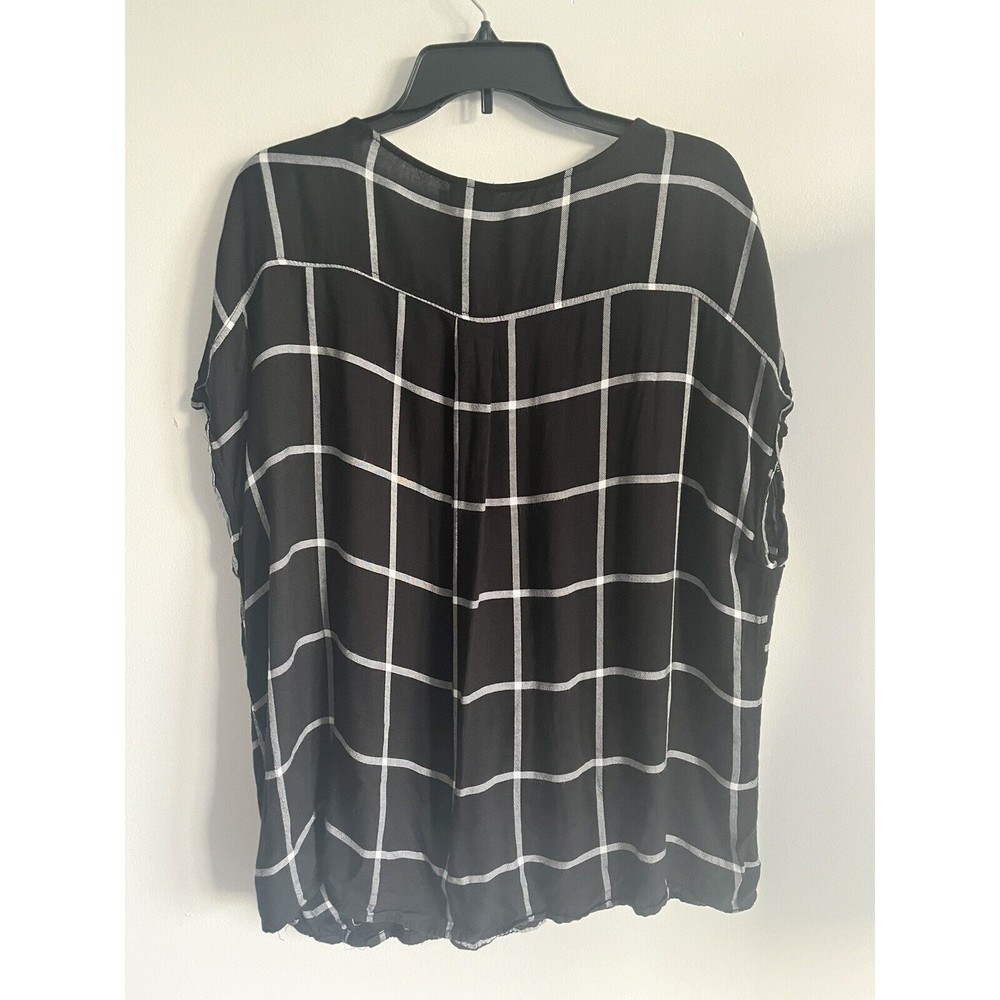 ✅SOLD Torrid Surplice Wrap Top Size 2X Black White Shirt - Picture 12 of 13